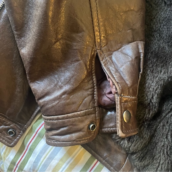 VINTAGE L’AVION FRENCH FLUFFY LEATHER JACKET WOLF DESIGN STITCHED ON BACK - Picture 9 of 9